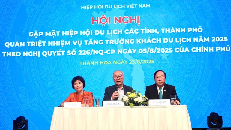 Các đại biểu chủ trì phiên thảo luận. toa-dam-3669.jpg