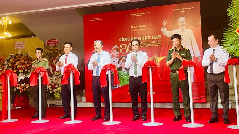 Các đại biểu cắt băng khai mạc trưng bày. cat-bang-8941-3932.jpg