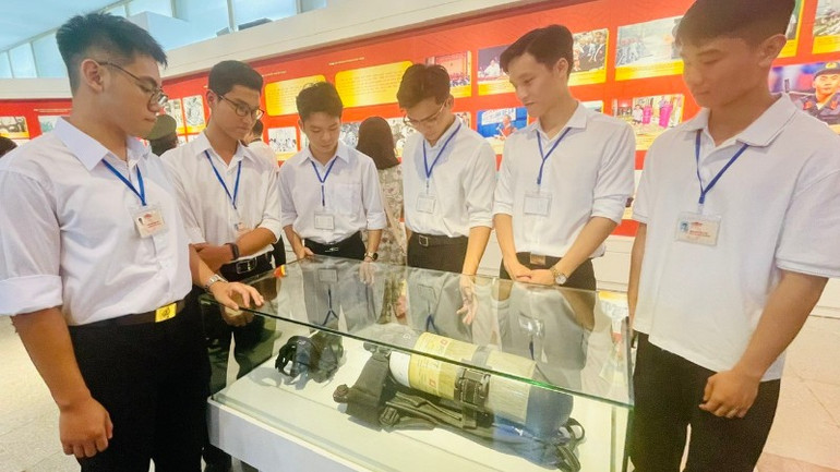 Trưng bày giới thiệu hơn hơn 200 ảnh, tài liệu, hiện vật tiêu biểu, trong đó có nhiều hiện vật gốc quý hiếm. tai-lieu-7978.jpg