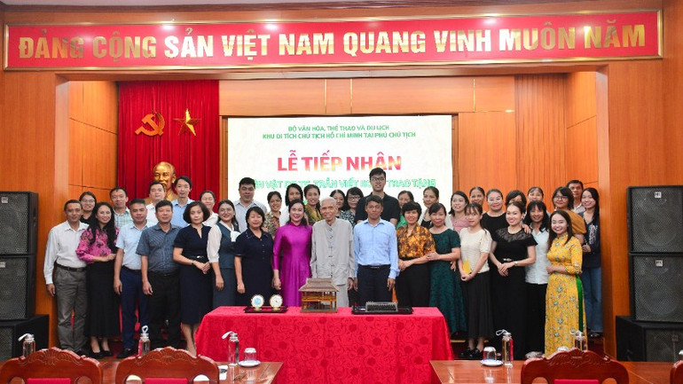 Tập thể viên chức, người lao động Khu Di tích Phủ Chủ tịch chụp ảnh lưu niệm với gia đình Tiến sĩ Trần Viết Hoàn. (Ảnh: BTC) nguoi-lao-dong-6413.jpg