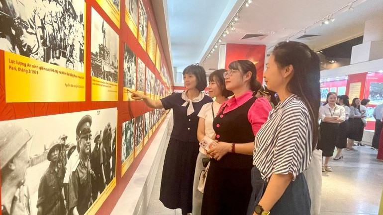 Công chúng tham quan trưng bày. cac-chi-9798.jpg