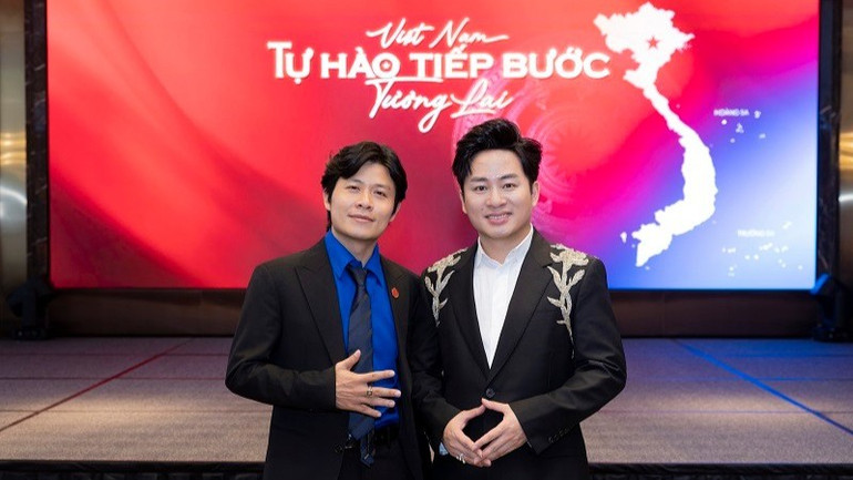 Nhạc sĩ Nguyễn Văn Chung và ca sĩ Tùng Dương tại buổi ra mắt MV. (Ảnh: MẠNH NGUYỄN) duong-chung-3592.jpg