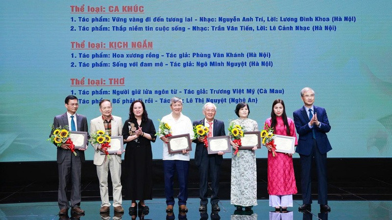 Trao giải cho các tác giả có tác phẩm đoạt giải Nhì trong cuộc vận động. (Ảnh: BTC) giai-nhi.jpg