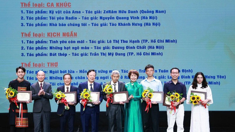 Trao giải cho các tác giả có tác phẩm đoạt giải Ba trong cuộc vận động. (Ảnh: BTC) giai-ba.jpg