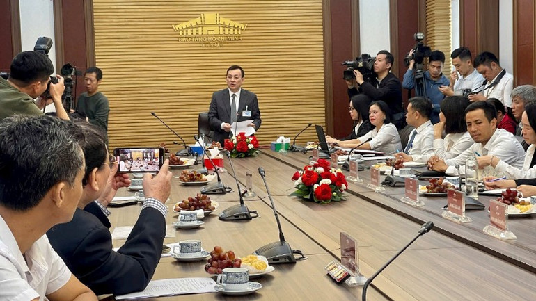 ທ່ານດຣ ຫວູແມ້ງຮ່າ, ຜູ້ອຳນວຍການພິພິທະພັນໂຮ່ຈີມິນ ກ່າວຄຳເຫັນວ່າ. (ພາບ: HUONG SEN) vu-manh-ha-5425.jpg