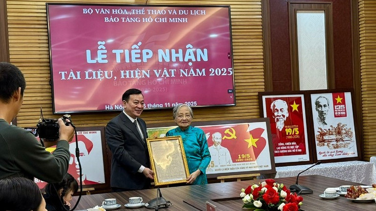 ຜູ້ຕາງໜ້າຄອບຄົວນັກດົນຕີ ເຈີ່ນຮ່ວານ ສະເໜີບັນດາບົດເພງ, ເນື້ອເພງບາງຕອນກ່ຽວກັບປະທານ ໂຮ່ຈີມິນ ໂດຍນັກດົນຕີ ເຈີ່ນຮ່ວາງ. (ພາບ: ພູວົງ) tran-hoan-5801-5262.jpg