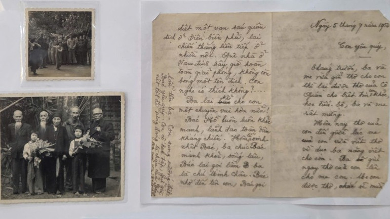 ບັນດາຮູບພາບ ແລະ ເອກະສານມອບໃຫ້ຄອບຄົວອະດີດຮອງນາຍົກລັດຖະມົນຕີ ດັ້ງຫວຽດເຈົາ. (ພາບ: HUONG SEN) anh-tang-5665.jpg