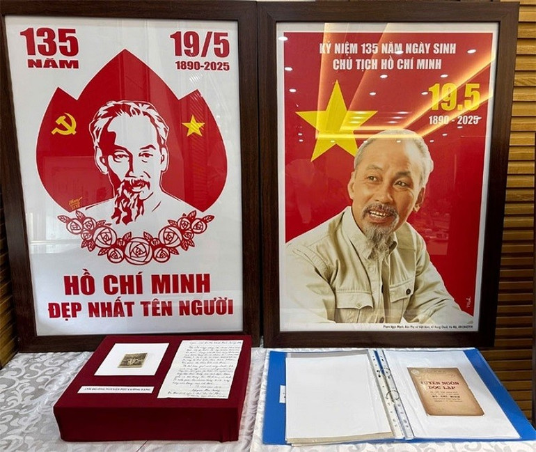 ພິທີມອບ-ຮັບເອກະສານ ແລະ ວັດຖຸບູຮານຈຳນວນໜຶ່ງ. (ພາບ: HUONG SEN) tai-lieu.jpg