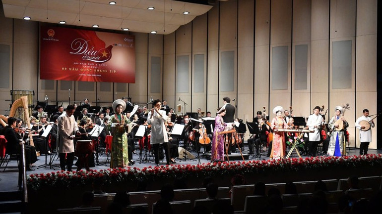 Sự kết hợp giữa âm nhạc giao hưởng thính phòng và âm nhạc dân tộc mang đến một không gian nghệ thuật vừa sang trọng, vừa gần gũi. (Ảnh: BTC) tiet-muc-8681.jpg