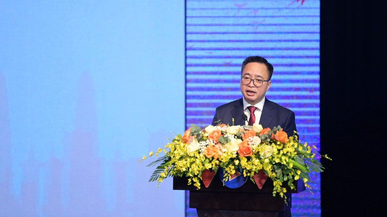 Ông Phạm Mạnh Hùng, Phó Tổng Giám đốc Đài Tiếng nói Việt Nam phát biểu. (Ảnh: BTC) ra-mat-sach-4-7003.jpg