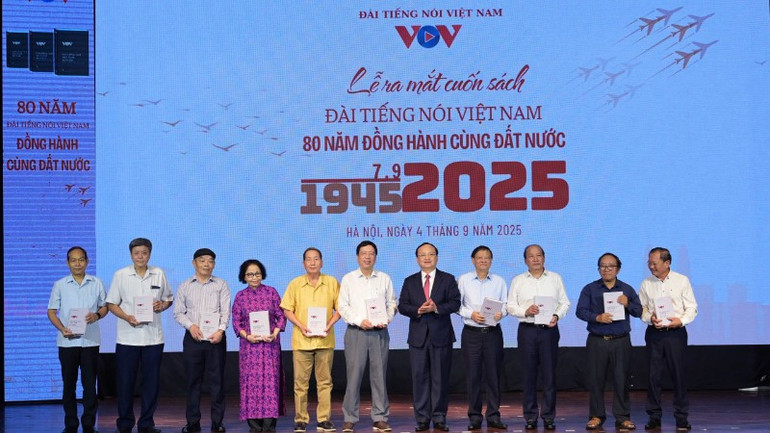 Ông Đỗ Tiến Sỹ, Ủy viên Trung ương Đảng, Bí thư Đảng ủy, Tổng Giám đốc Đài Tiếng nói Việt Nam trao tặng sách cho các đồng chí nguyên lãnh đạo Đài Tiếng nói Việt Nam. (Ảnh: BTC) ra-mat-sach-10-8035.jpg