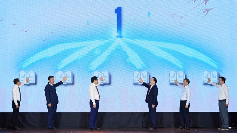 Các đại biểu thực hiện nghi thức nhấn nút ra mắt ấn phẩm “Đài Tiếng nói Việt Nam – 80 năm đồng hành cùng đất nước”. (Ảnh: BTC) ra-mat-sach-8-8085.jpg