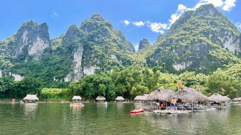 Một bộ phận du khách chọn lựa các khu sinh thái, nghỉ dưỡng có khoảng cách gần các thành phố lớn để vui chơi, trải nghiệm trong kỳ nghỉ lễ năm nay. sinh-thai-9989.jpg