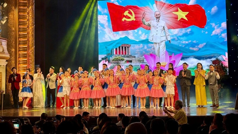 Chương trình khép lại bằng giai điệu của ca khúc "Như có Bác trong ngày đại thắng". nhu-co-bac-5051.jpg