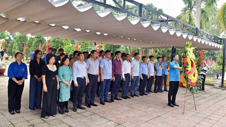 Đoàn Học viện Tài chính viếng Nghĩa trang Liệt sĩ thành phố Hà Nội. nghia-trang-2886.jpg