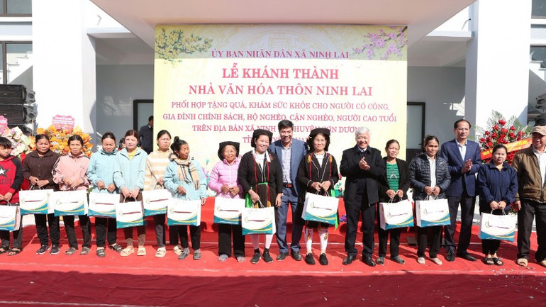 Tặng quà người có công, gia đình chính sách, hộ nghèo, cận nghèo, người cao tuổi ở Sơn Thủy, Tuyên Quang. son-duong-8621.jpg