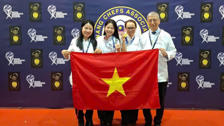 Các đầu bếp Việt Nam đã thể hiện được bản lĩnh, sự chuẩn bị kỹ lưỡng và tinh thần tập thể cao độ. bep-3-2721.jpg