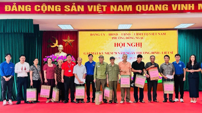 Đại diện Học viện trao quà cho các gia đình có công với cách mạng phường Đông Ngạc. dong-ngac-5077.jpg