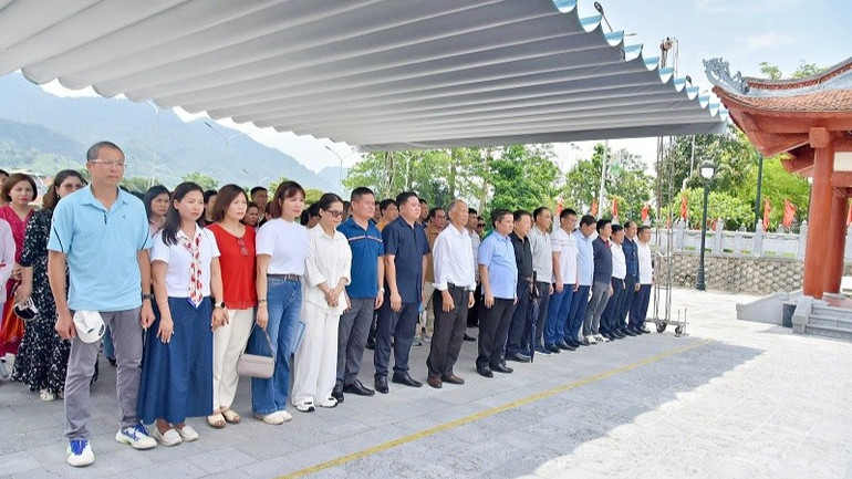 Đoàn Học viện Tài chính viếng Nghĩa trang Liệt sĩ Quốc gia Vị Xuyên. vi-xuyen-1023.jpg