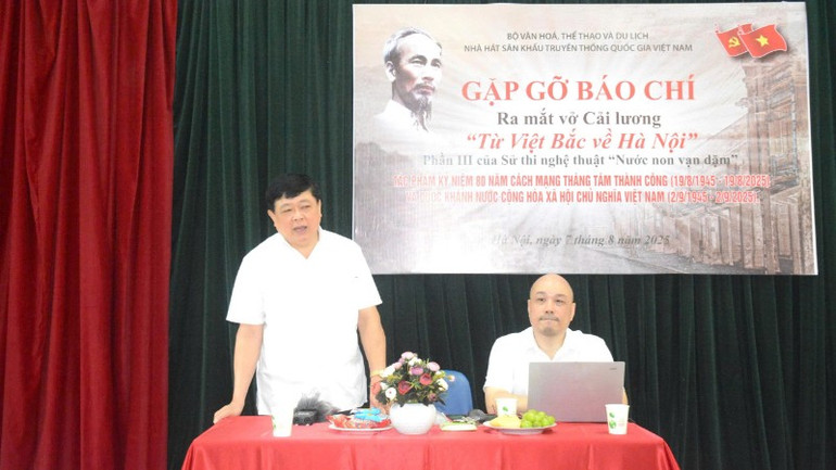 Phó Giáo sư, Tiến sĩ, nhà văn Nguyễn Thế Kỷ và Tiến sĩ, Nghệ sĩ Nhân dân Triệu Trung Kiên chia sẻ thông tin về vở diễn. ekip-8547.jpg