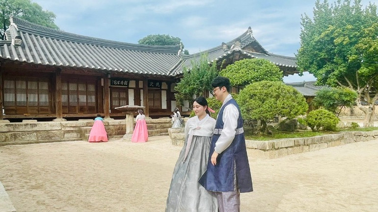 In Gyochon traditional village, just by wearing hanbok, visitors will immediately feel like they are characters in a Korean historical drama. lang-8532.jpg