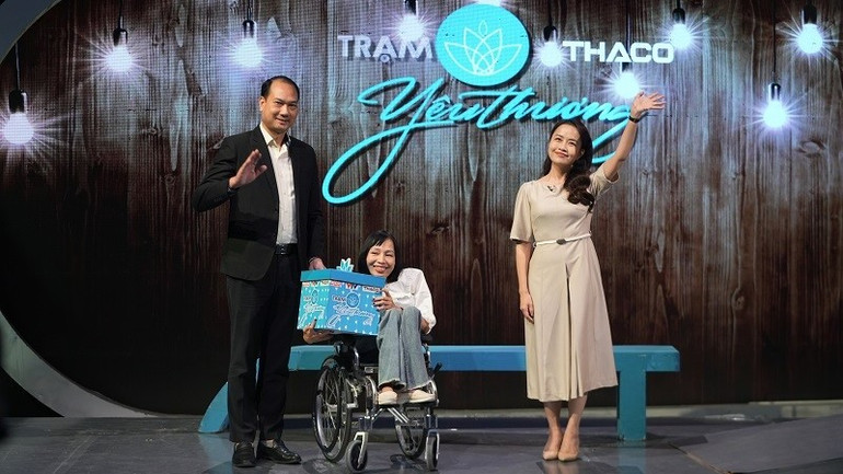 Món quà từ "Trạm yêu thương" tiếp thêm sức mạnh cho chị Nga trên hành trình đầy nhân văn của mình. (Ảnh: BTC) tiep-them-6449.jpg