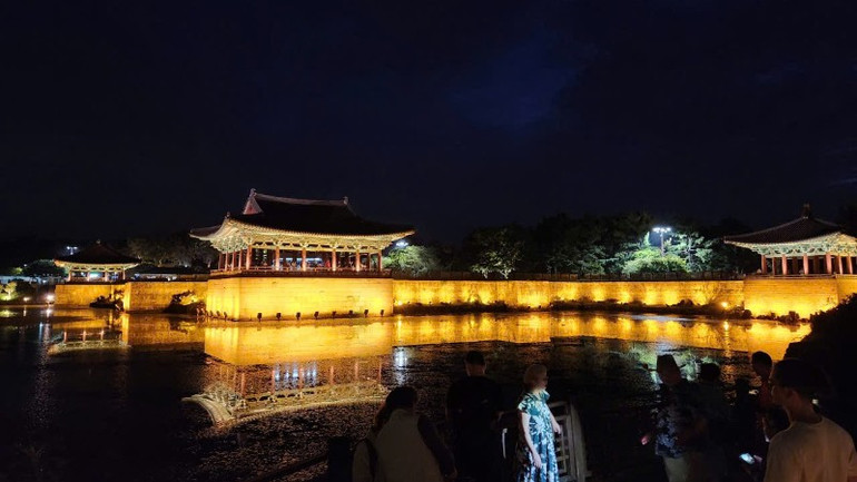 The magnificent beauty of Donggung Palace and Wolji Pond at night. cung-dien-9844.jpg