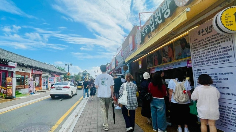 Hwangridan-gil tourist street is always bustling with people. pho-2-3344-4927.jpg