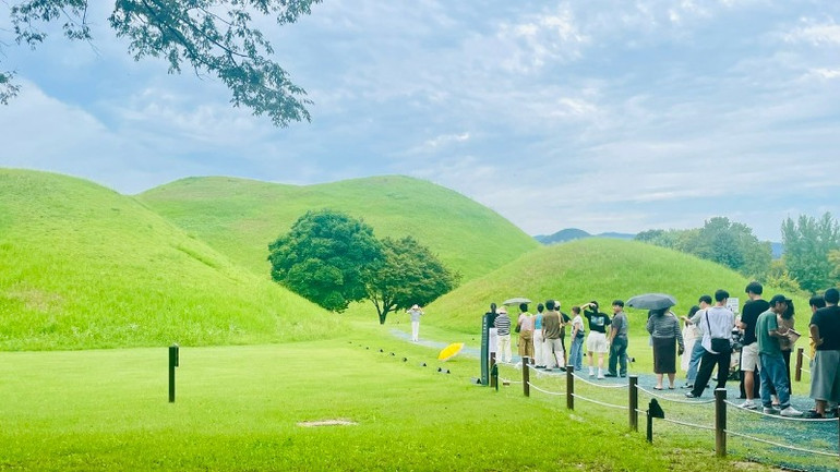 Crowds of tourists lined up to check-in at the ancient tomb of Daereungwon. lang-mo-2693.jpg