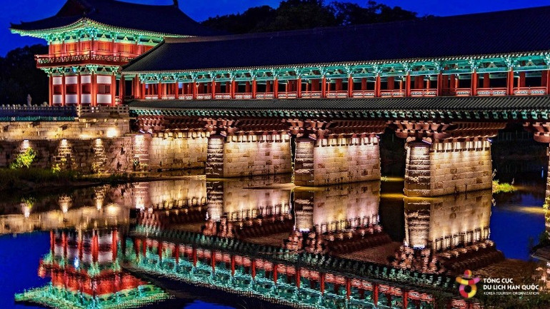 The shimmering beauty of the bridge in the brilliant light reflecting on the water surface. (Photo: KTO) kto-955.jpg