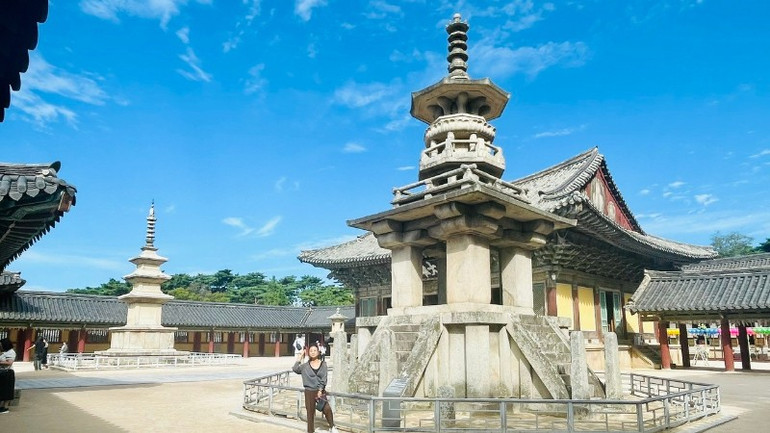 Two towers in Bulguksa Temple. hai-toa-thap-4055.jpg