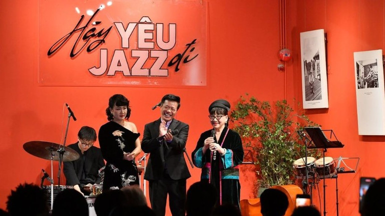 Ca sĩ Quỳnh Phạm (trái) và ca sĩ Trịnh Vĩnh Trinh (phải) trong buổi ra mắt dự án "Hãy yêu Jazz đi". (Ảnh: BTC) vinh-trinh-1690.jpg