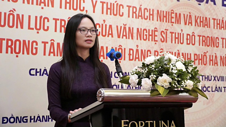 Journalisten Vuong Minh Hue, chefredaktör för Hanoi People Magazine, var värd för diskussionen. (Foto: Organisationskommittén) hue-8886.jpg