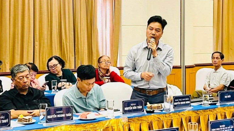 Poeten och journalisten Nguyen Quang Hung bidrog med sina kommentarer. (Foto: Organisationskommittén) nqh-6691.jpg