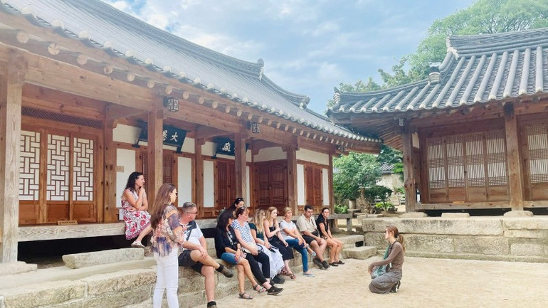 Visitors listen to an introduction to the Choe family home. choe-6875.jpg