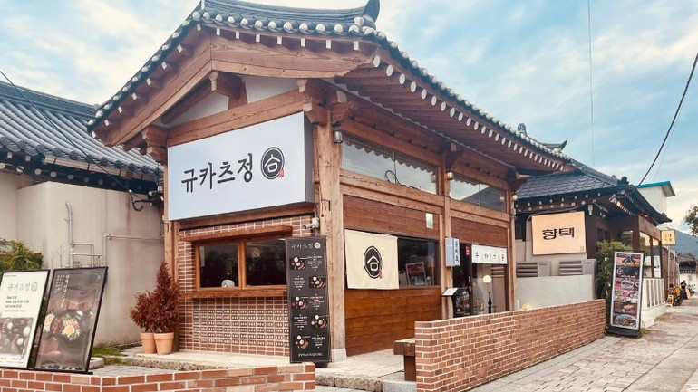 Traditional hanok houses have been renovated into cafes and restaurants, bringing a traditional yet modern atmosphere to Hwangridan-gil. nha-hang-673.jpg