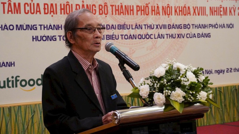 Poeten Bang Viet delar med sig av sina åsikter vid diskussionen. (Foto: Organisationskommittén) bang-viet-3462.jpg