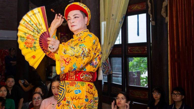 Nghệ nhân, đồng thầy Nguyễn Đức Hiển thực hiện giá hầu Đức Thánh Hoàng Mười. img-2799-9137.jpg