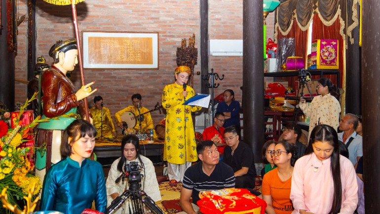 Đồng thầy, nghệ nhân Nguyễn Đức Hiển giới thiệu về nguồn gốc lịch sử, vẻ đẹp của tín ngưỡng thờ Mẫu. img-2731-9223.jpg