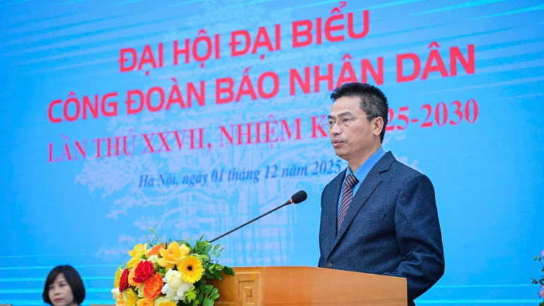 Pham Quang Huong, permanent vicevoorzitter van de Vietnamese vakbond voor wetenschap en technologie, hield een toespraak waarin hij instructies gaf. z7281627152257-cba8afbdeddf3817c66cc3d603bd573f-465.jpg