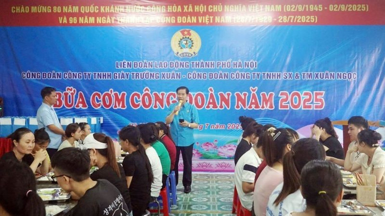 “Bữa cơm Công đoàn năm 2025” dành tặng công nhân 2 công ty trách nhiệm hữu hạn Giày Trường Xuân - Công ty trách nhiệm hữu hạn Sản xuất và Thương mại Xuân Ngọc. z6836670749994-42d17fd5e4cd0ef8f7c035b6a032f6ec20250724181233-6777.jpg
