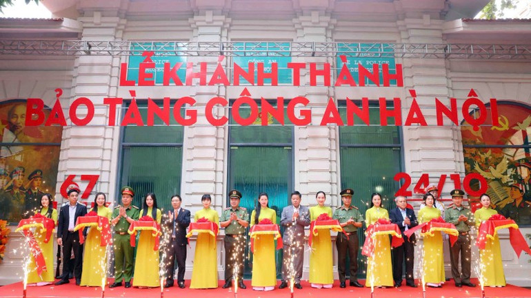 Nghi thức cắt băng khánh thành. z7149583874891-653a2bda8d6680bc1367a301cbb6c6a6-8271.jpg