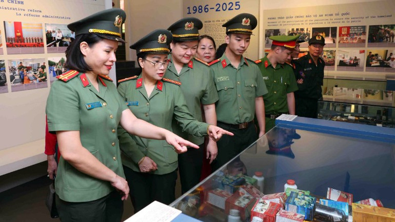 “Địa chỉ đỏ” trong công tác giáo dục chính trị, tư tưởng của cán bộ, chiến sĩ Công an Thủ đô. z7149584468047-fac8cf9d608e25728410a23ed36e53eb-8681.jpg