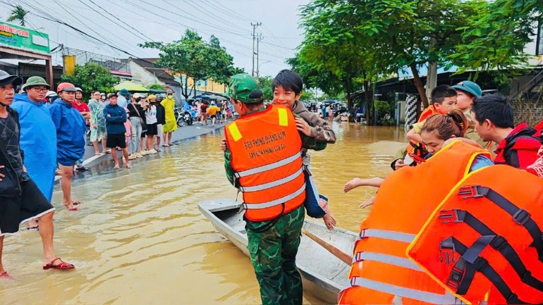 Lực lượng Bộ đội Biên phòng giúp nhân dân di chuyển đến nơi an toàn. z7167309651300-9bcfcf27acea8d6c74b8ee630623a371-5218.jpg