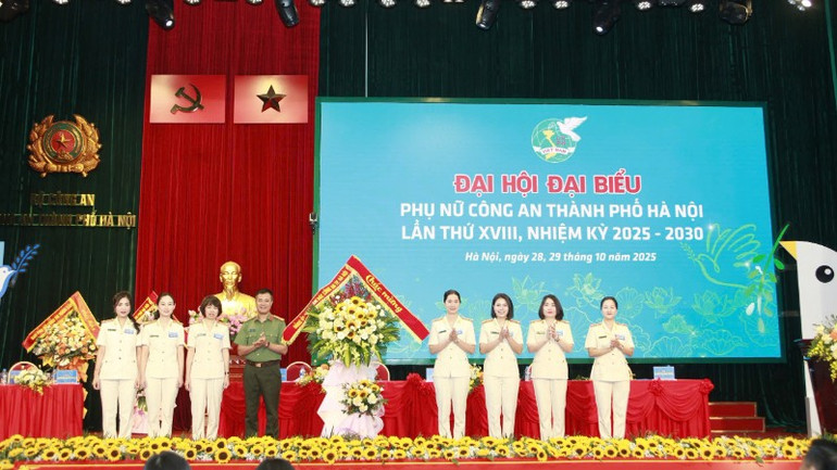 Lãnh đạo Công an Thành phố Hà Nội tặng hoa Đại hội. z7167426845585-0df3e990e31bfbb394ef981a2026c3d5-4958.jpg