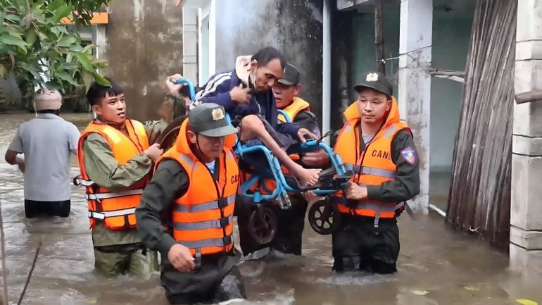 Đoàn Cảnh sát đặc nhiệm số 3 di chuyển người già, trẻ em, người yếu thế. snapedit-1761698714815-6238.jpg