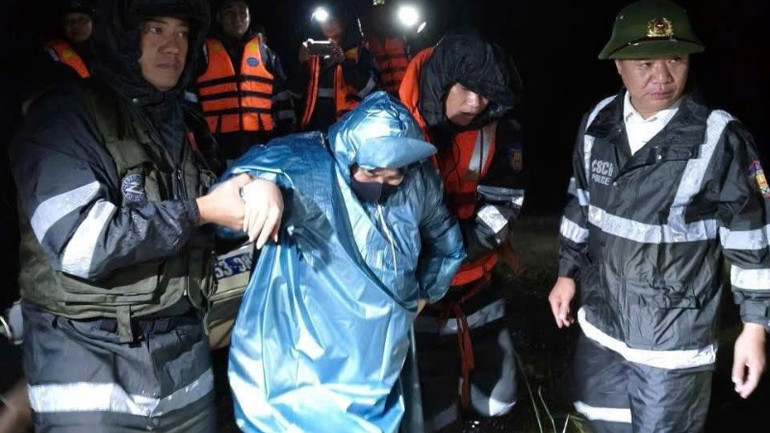 Lực lượng Cảnh sát Cơ động xuyên đêm ứng phó với diễn biến thời tiết phức tạp. z7166072137993-47f1f5b027a9a62180cfcbc27dda8dd3-9251.jpg