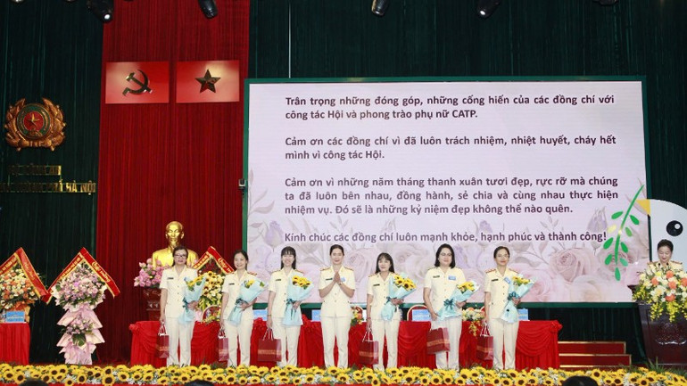 Công bố quyết định của Ban Thường vụ Hội Liên hiệp phụ nữ thành phố. z7167426414229-56210f17c178d8caecf70de29cbf11a1-2734.jpg