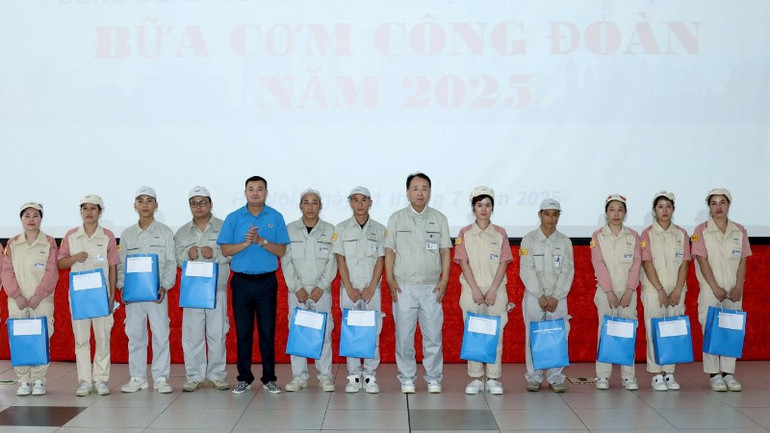 Liên đoàn Lao động thành phố Hà Nội tặng quà công nhân, lao động có hoàn cảnh khó khăn. z6860137153833-77062b0b65b12e21b105dba730429a03-8899.jpg