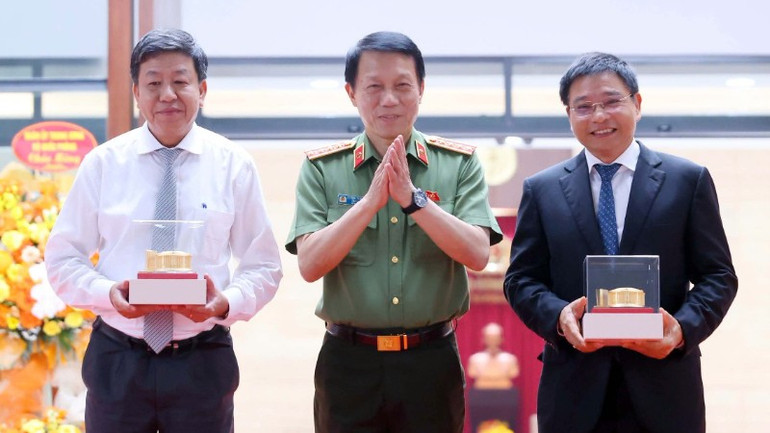 Đại tướng Lương Tam Quang tặng quà các đơn vị có nhiều phối hợp, hỗ trợ Bộ Công an trong triển khai đầu tư, xây dựng. z6912579024198-eac41d99a4058927468d6172a835e275-1605.jpg